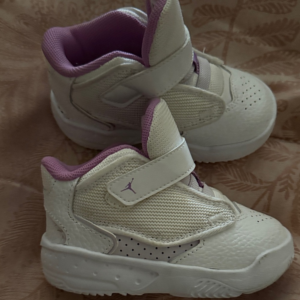 Jordan Kids Sneakers in White and Purple